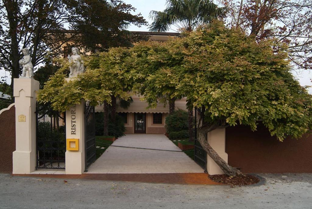 ホテル Il Cecchini Pasiano di Pordenone エクステリア 写真